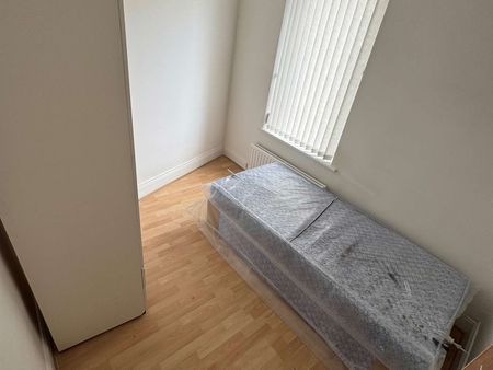 2 rooms still available! Room 4 (Double) - Front of the House - Photo 3