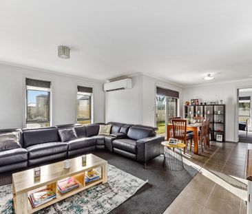 Modern and stylish three bedroom home! - Photo 2