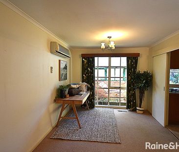 Charming 3-Bedroom House in Mitcham! - Photo 2