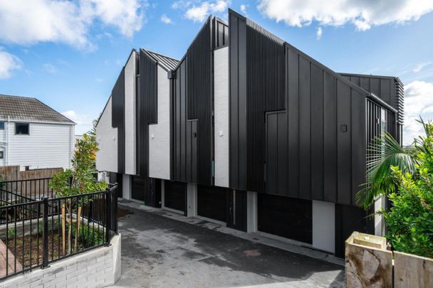 Brand new architecturally designed townhouse - Photo 1