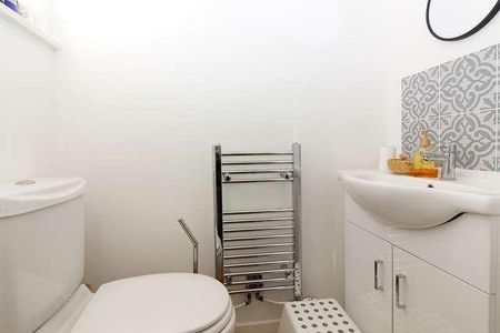 Towcester - Spacious Bed,. Bath Home In Courtyard Style Development, NN12 - Photo 4