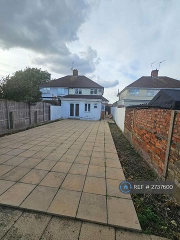 3 bedroom semi-detached house to rent - Photo 5