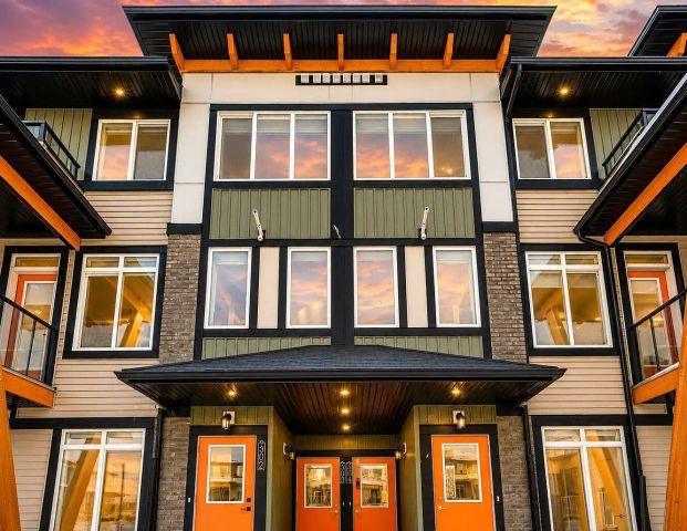 Newly Constructed 3 Bedroom Townhouse with Double Car Garage - 10 Min to Airport — 3 Bedrooms Townhouse - Photo 1