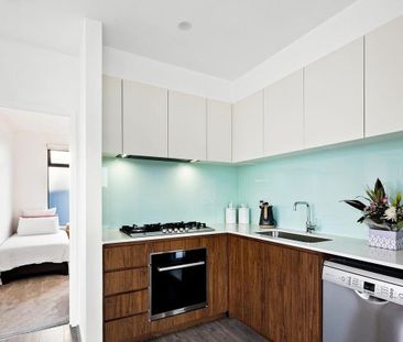 3 Bedroom Townhouse with Own Street Front and solar power - Photo 4