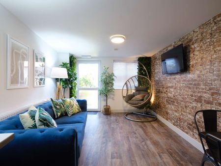 Newly refurbished 5 bedroom home located in Scotforth Room 1 - Photo 3