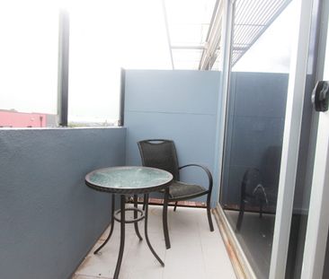 STUDENT ONLY ACCOMODATION - One bedroom Apartment in Heart of Box Hill - Photo 5