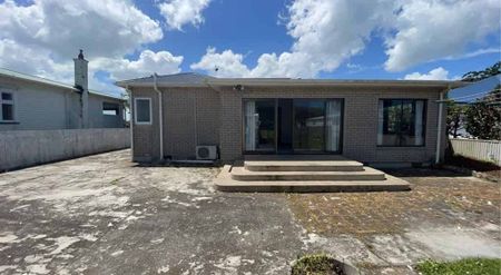 FAMILY HOME IN HAWERA - Photo 2