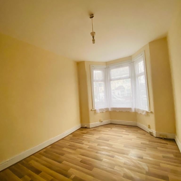 4 Bed Terraced House, Harrow Road, IG11 - Photo 1