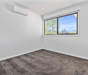 Modern Three Bedroom Townhouse in the Heart of Heathmont! - Photo 4