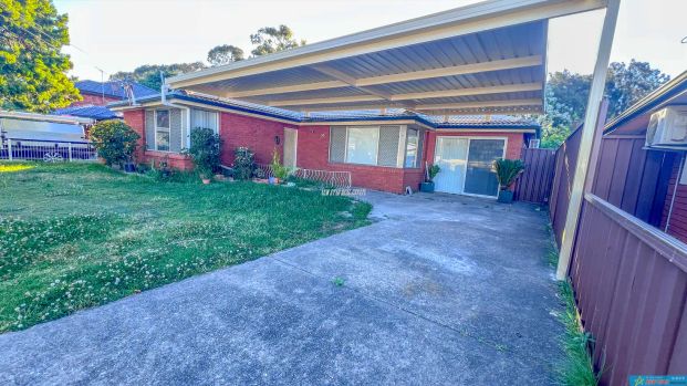 “Fully Renovated 4-Bedroom Home with Teenage Retreat / In-Law Accommodation” - Photo 1