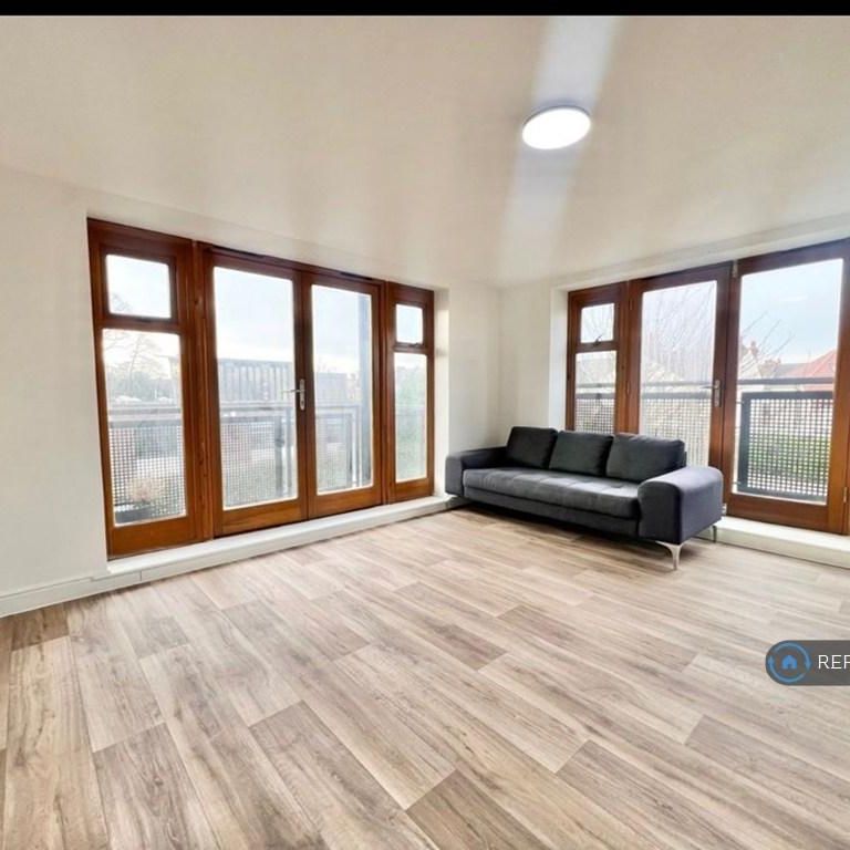 3 bedroom flat to rent - Photo 1