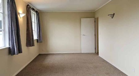 Sunny four-bed house in Wadestown - Photo 4