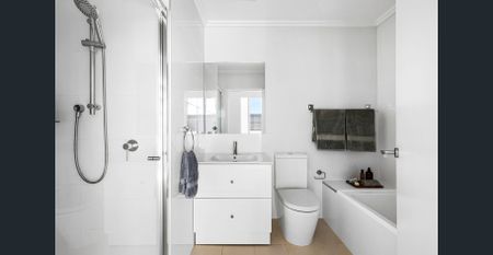 Sunlit Top-Floor Apartment with Coastal Views & City Convenience - Photo 5