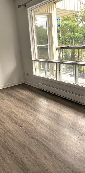 Immeuble - 525-533 Rue Cliff Joli 3 1/2 à Louer - Photo 1