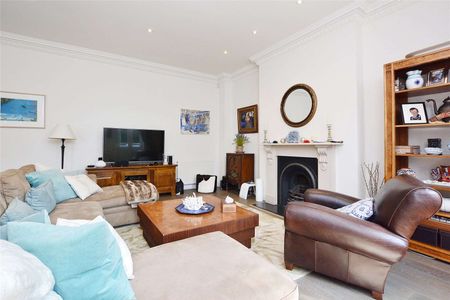 An impressive 3 bedroom duplex apartment in this central village location, with an off street parking space. - Photo 3