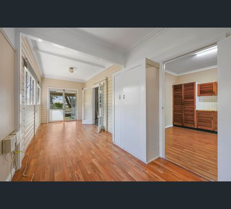 13 Glendower Street, Mount Lofty, Qld 4350 - Photo 3