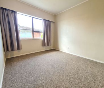 Hobsonville 5 bedrooms, 2 bathrooms - Photo 6