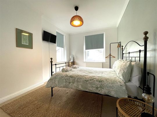 4 bedroom end of terrace house to rent - Photo 1