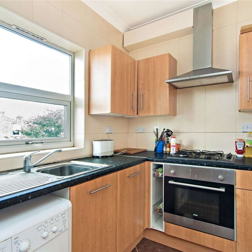 A two bedroom flat on Tooting Bec Road with excellent transport links via Tooting Bec Underground Station. - Photo 1