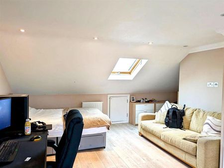 1 bedroom in a house share to rent - Photo 2