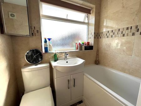 3 bedroom semi-detached house to rent - Photo 2