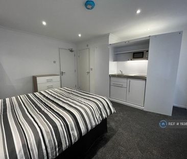1 bedroom in a house share to rent - Photo 2