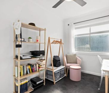 Modern, Light-Filled 3-Bedroom Home in Prime Location - Photo 3