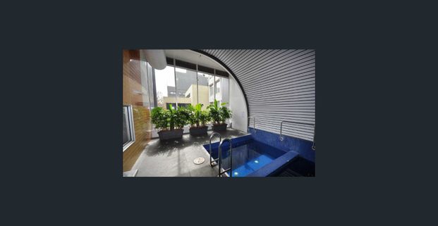 Spacious Fully Furnished Apartment in the Heart of Melbourne - Photo 1