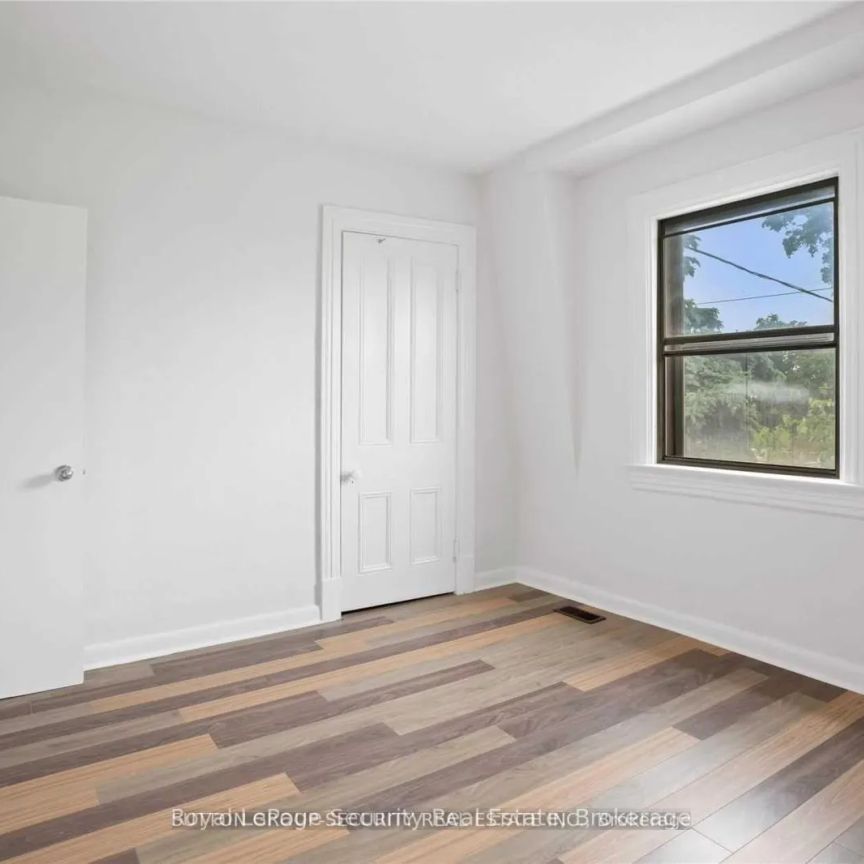 289 BLACKTHORN AVENUE - Photo 1