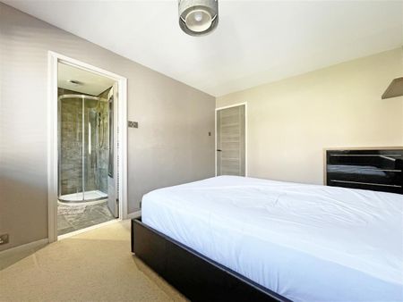 3 bedroom Semi-detached house to rent - Photo 3