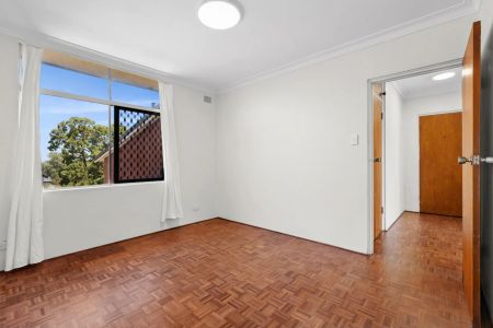 Light Filled Apartment in Leafy Hunters Hill - Photo 4