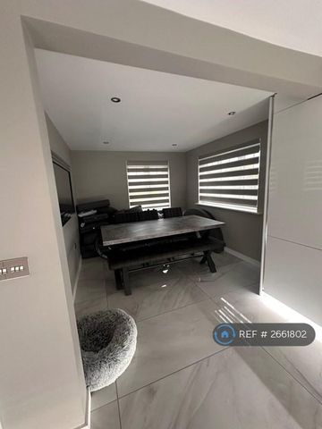 1 bedroom in a house share to rent - Photo 2