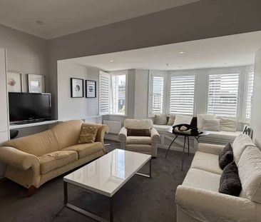 Modern Furnished 2 Bedroom Apartment - Photo 4