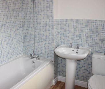 2 bedroom end of terrace house to rent - Photo 5