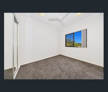 MODERN WELL MAINTAINED TOWNHOUSE - Photo 5