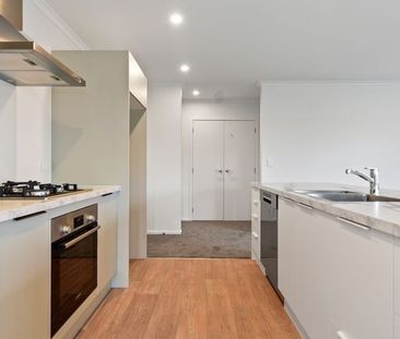 With three generous bedrooms on offer, a spacious open-plan kitchen... - Photo 6