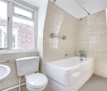 4 bedroom house in London - Photo 1