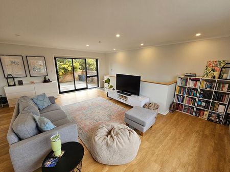 AVAILABLE NOW, sunny, warm, 3 bed modern living - Photo 2