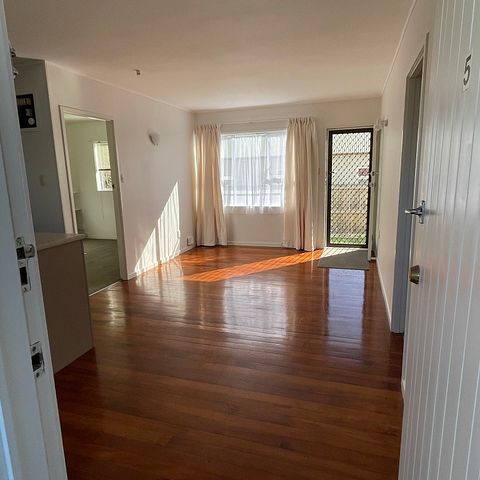 Tidy & Convenient 2BR Unit in Mt. Eden! - Photo 1