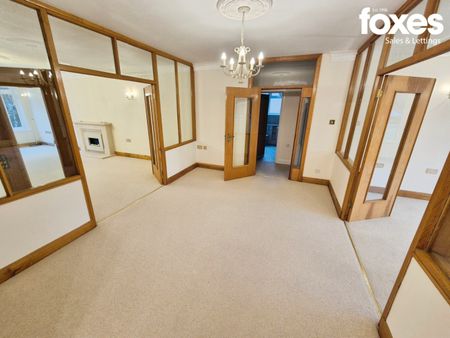 3 bed flat to rent in Linton Lawns, Golf Links Road, Ferndown, Dorset, BH22 8BX - Photo 2