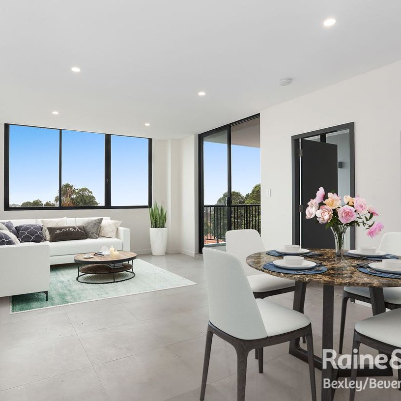MODERN TWO BEDROOM ON THIRD FLOOR! - Photo 1