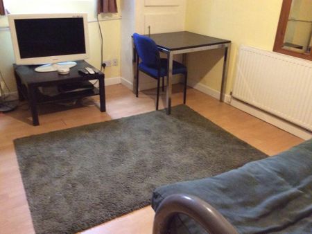 1 bedroom in a flat share to rent - Photo 3