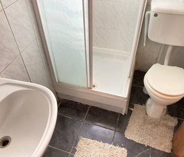 Room in a Shared Flat, Very Near Chiswick High Road Area, W4 - Photo 4