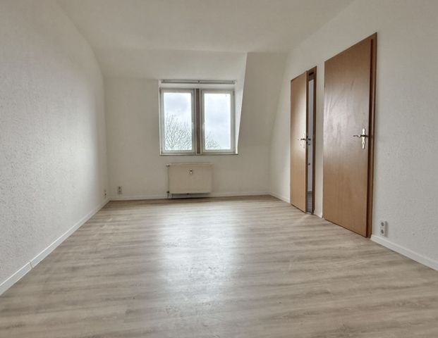 3-Raum • Dachgeschoss • schöner Grundriss • Bad mit Wanne • modernes Laminat • gepflegtes Haus - Photo 1