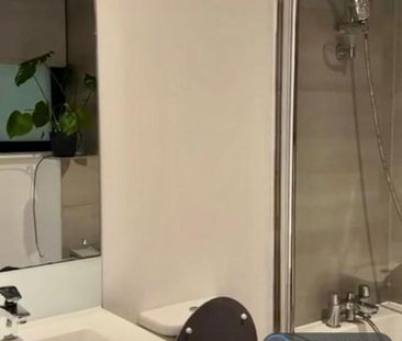 1 bedroom in a flat share to rent - Photo 3