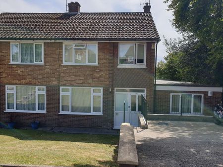 🧋F. M Property Solutions Are Pleased To Present This Property In A Great Location, Close To Local Shops, Town Centre And The Beautiful High Wycombe Countryside. The Best Of Both Worlds🧋 Room 5 - Photo 4