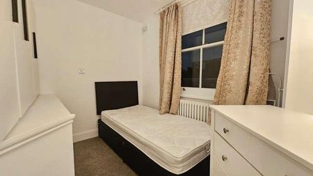 St Georges Square, London, SW1V - Photo 3