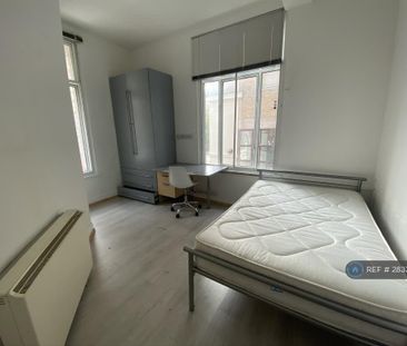 1 bedroom in a flat share to rent - Photo 5