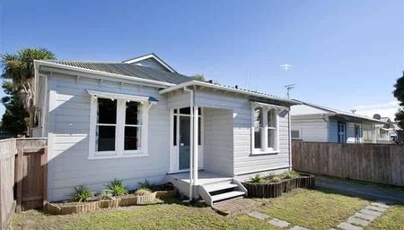 Spacious 3 bedroom home - Photo 3