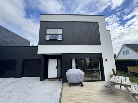 Nestled in the heart of Queenwood, this modern three-bedroom, two-bathroom home delivers the perfect blend of comfort and convenience in one of Hamilton’s most desirable locations. - Photo 5